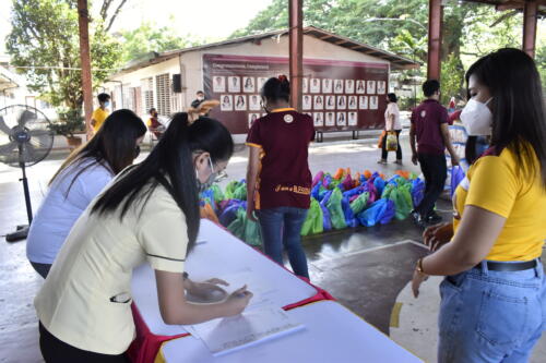 Pamilyang BEC in action of receiving gifts from LGU San Juan Batangas